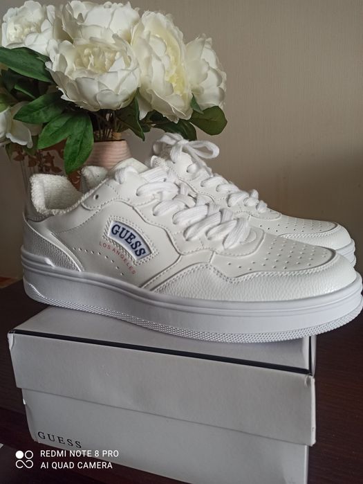 Нові кросівки Guess