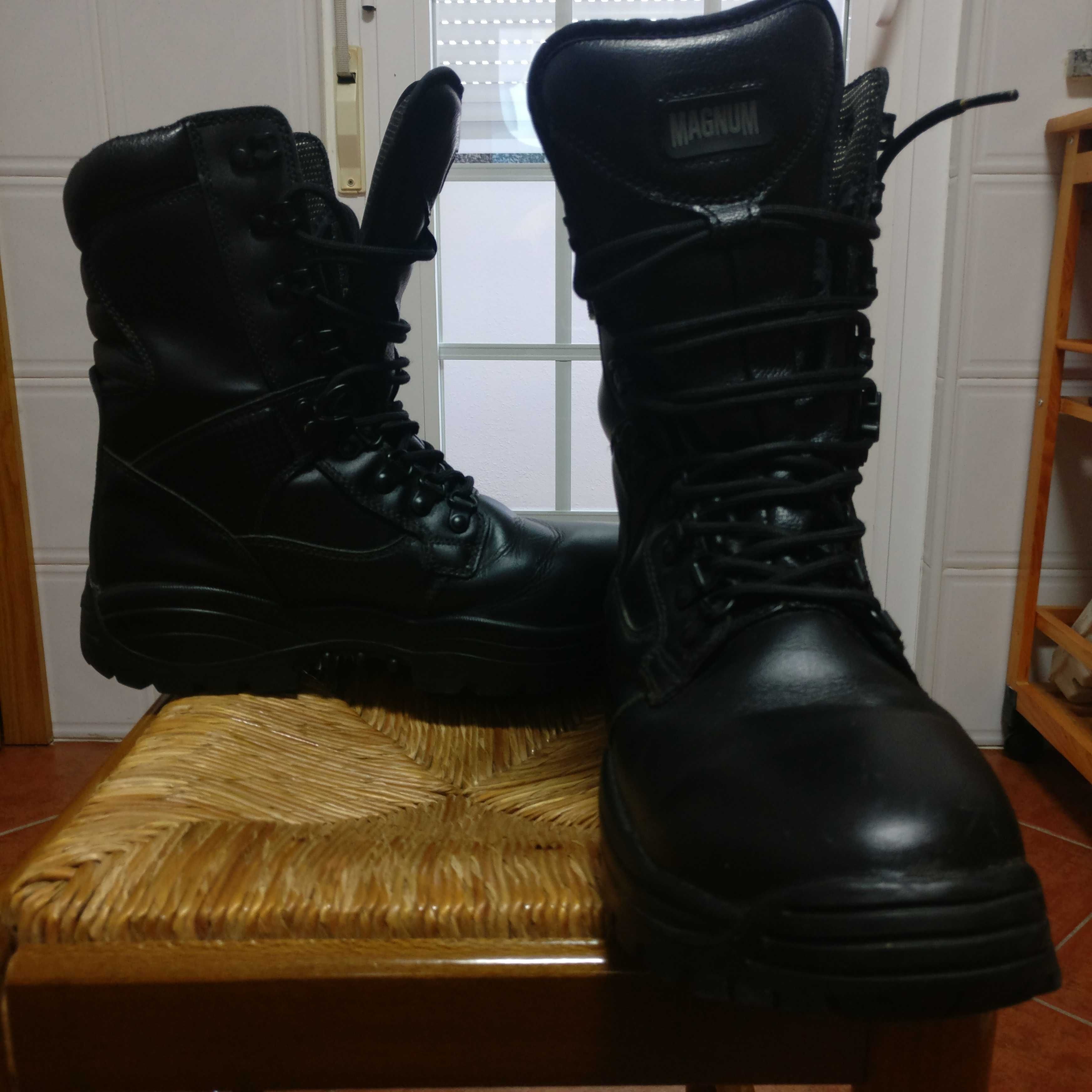 Botas militares Magnum em pele impermeáveis.