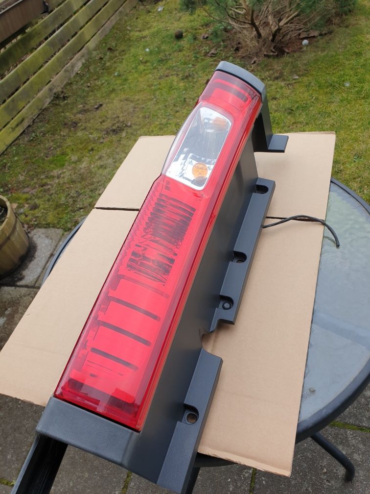 lampa tylna prawa renault trafic opel, nissan  2009 rok