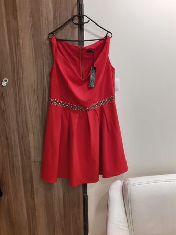 Czerwona rozkloszowana sukienka na ramiączka ozdoba 46