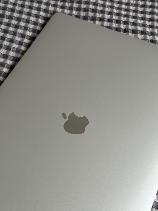 MacBook Pro 16” 2019 , i7 ,16 GB , SSD 500 GB