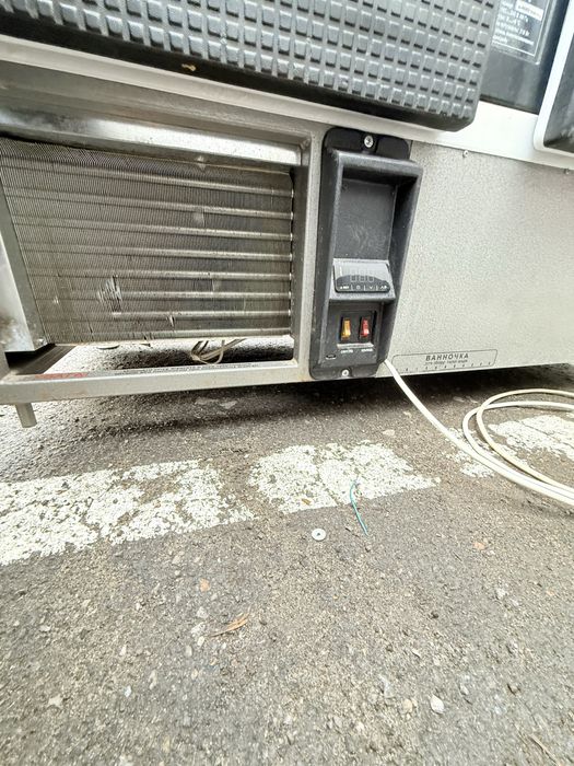 Продам Холодильну Вітрину Умка