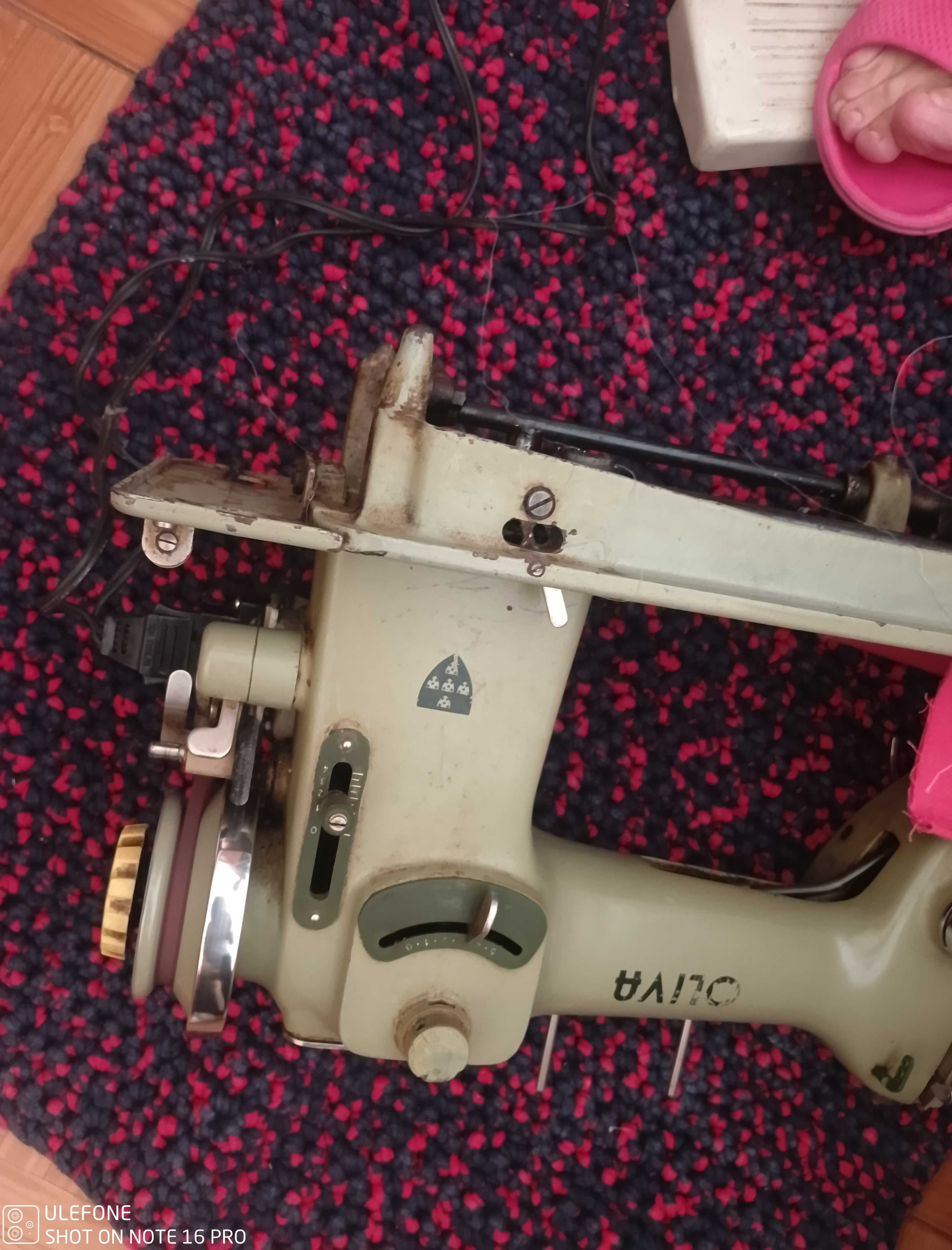 Máquina costura elétrica com armário Oliva
