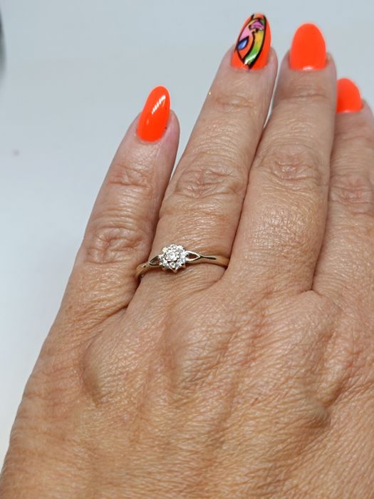 Złoty pierścionek z cyrkoniami, białe złoto 585 rozmiar 20