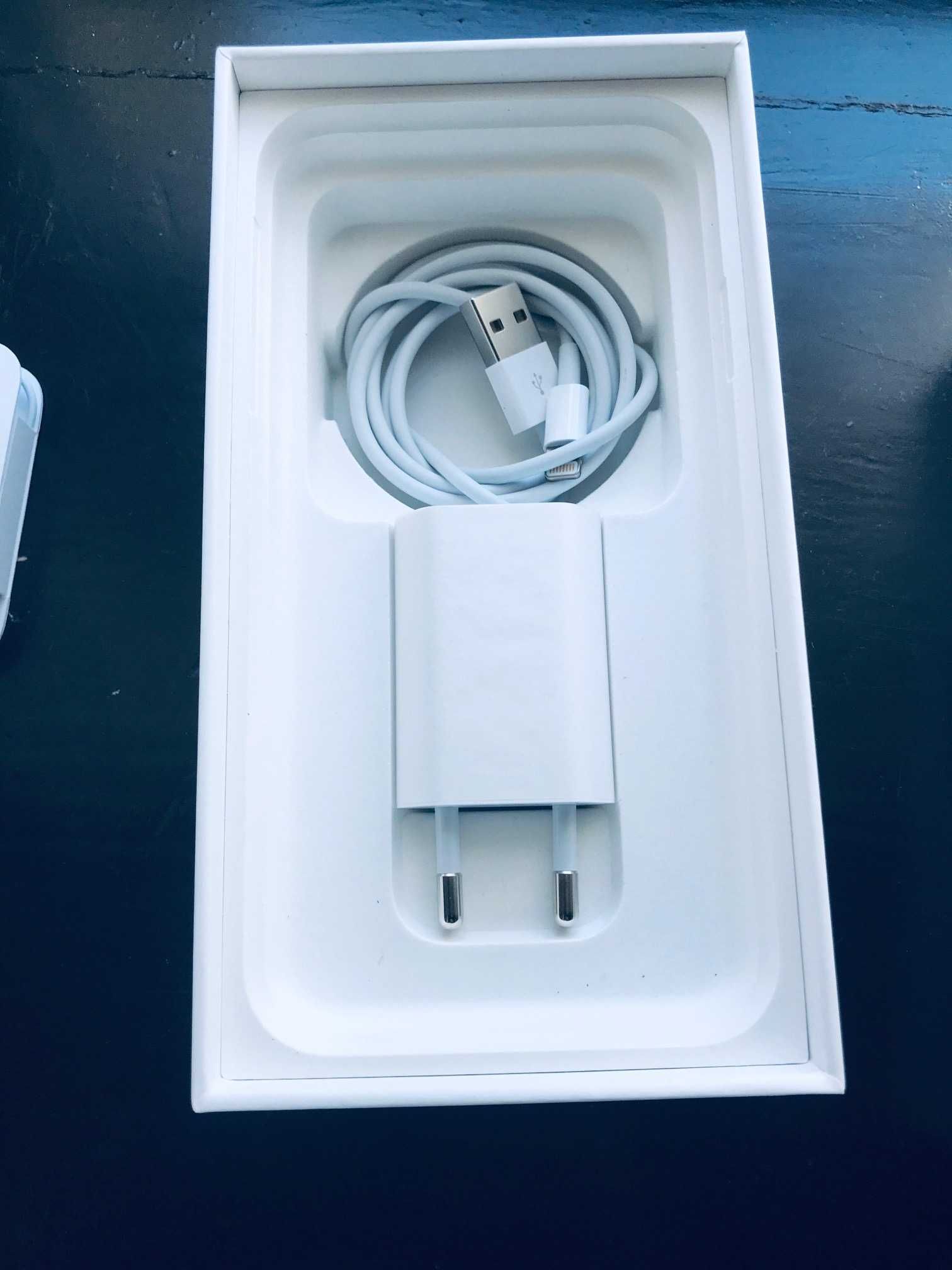 Pudełko Apple iPhone XR wraz z akcesriami