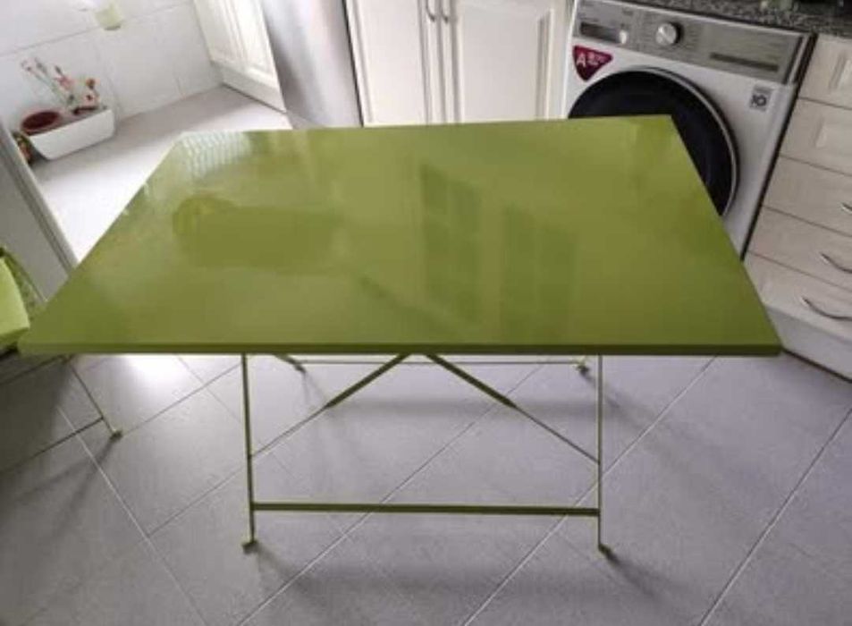 Mesa de jardim e cadeiras