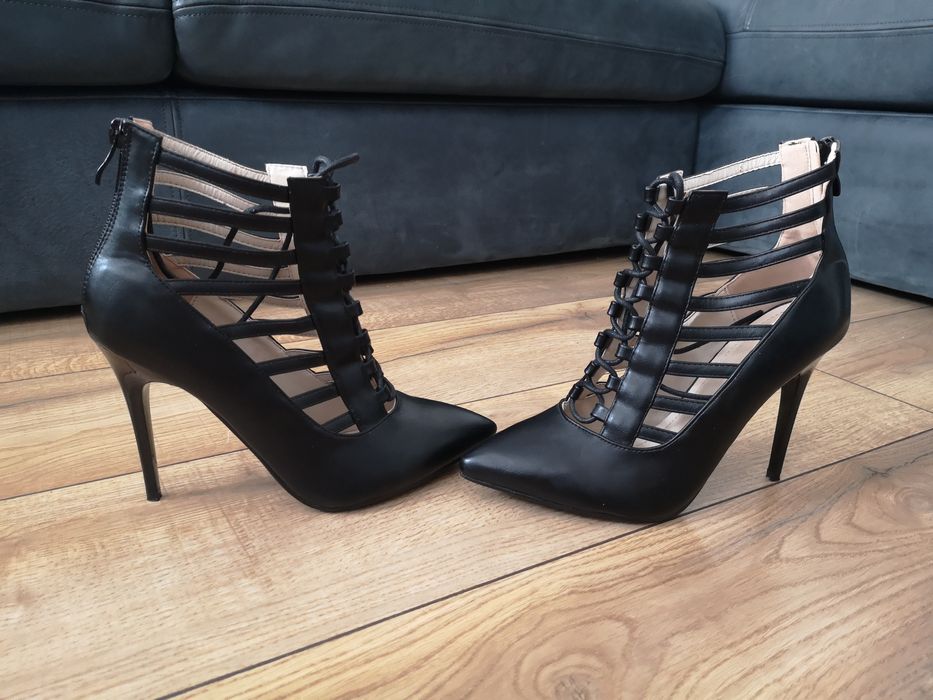 Buty na obcasie czarne, sznurowane, z zamkiem