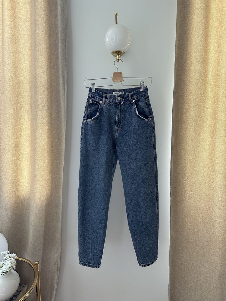 Ciemne jeansy z wysokim stanem boyfriend Pull & Bear