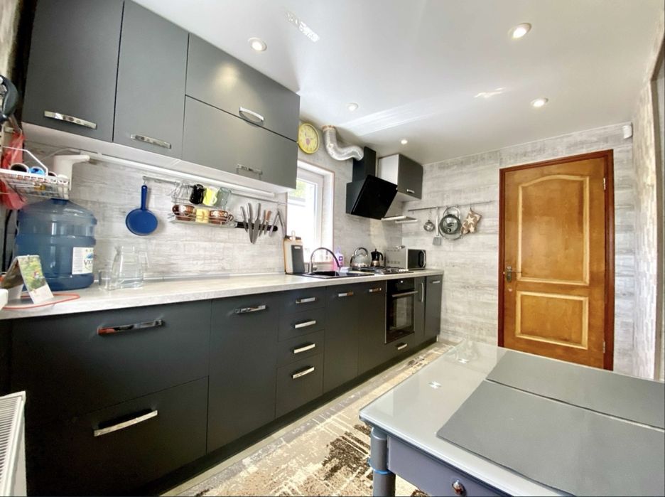 Затишний будинок з доглянутою ділянкою та басейном. Коммунарский район