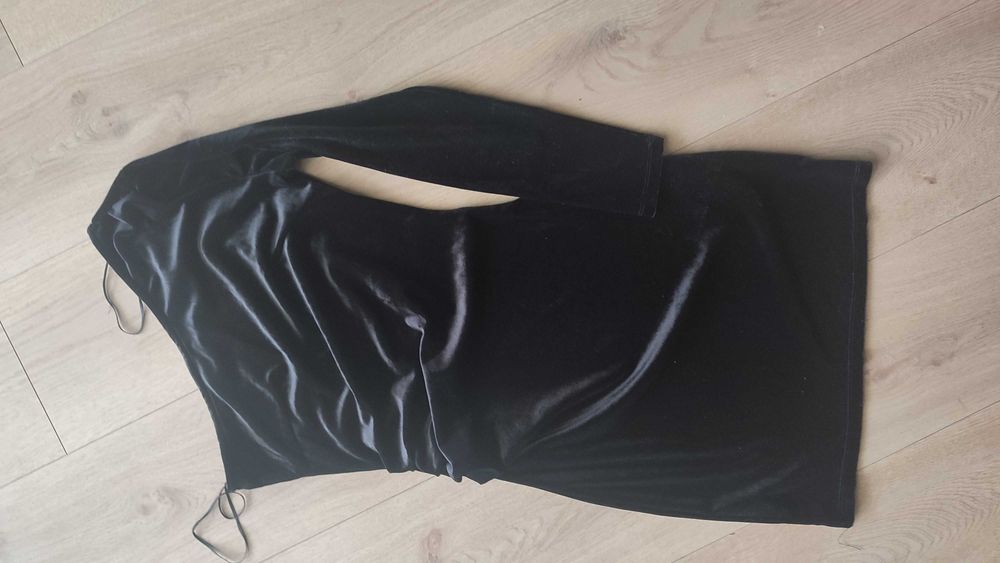 Śliczna nowa sukienka na jedno ramię