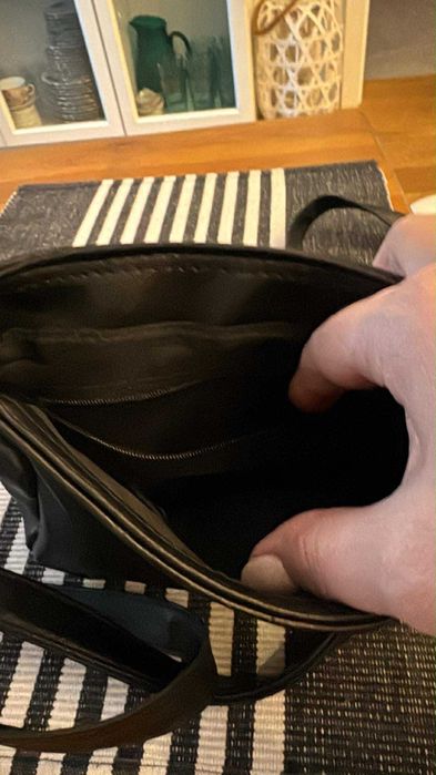 Torebka czarna listonoszka kokarda