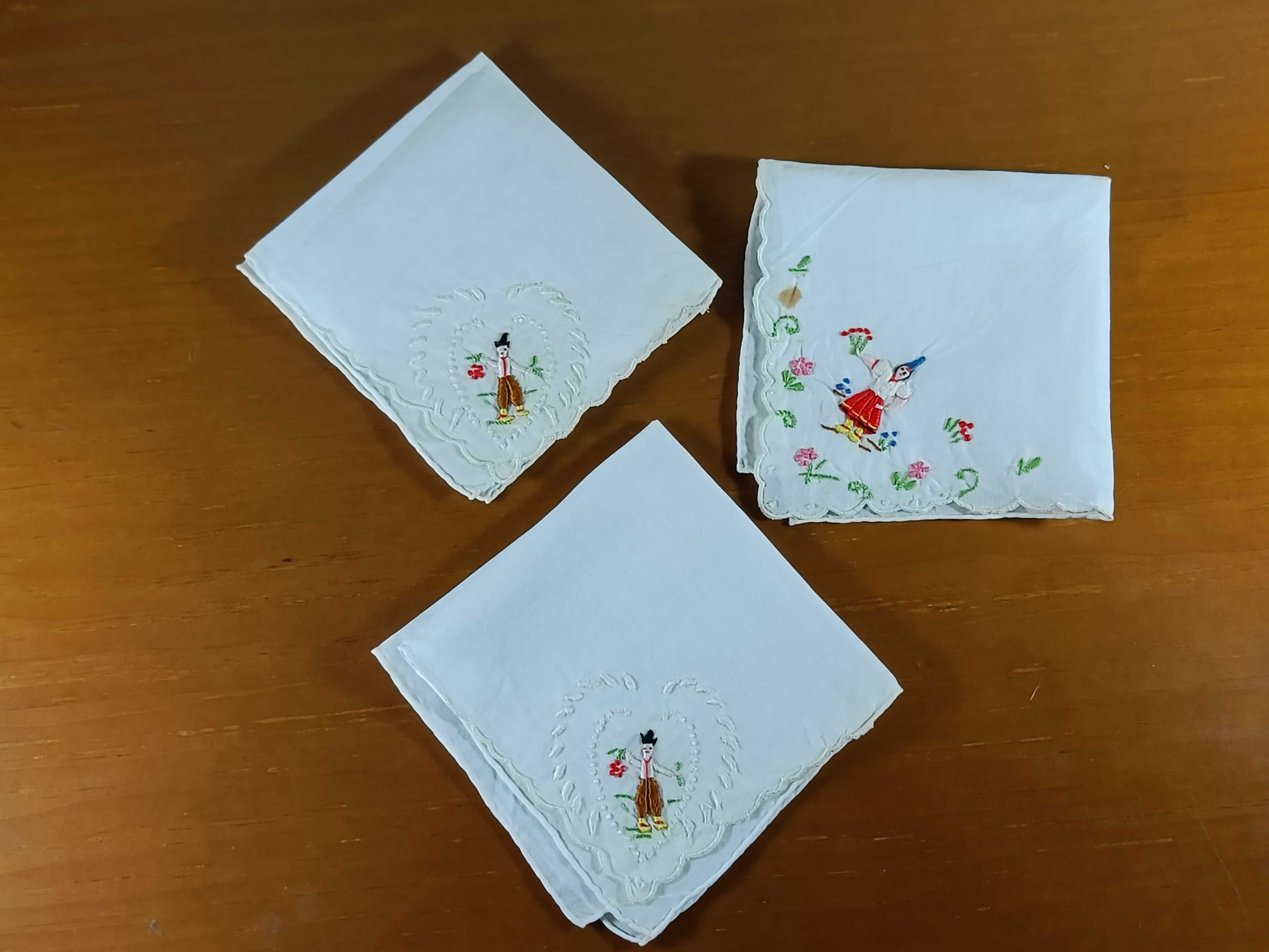 Conjunto de lenços de mão tradicionais, bordados com trajes da Madeira