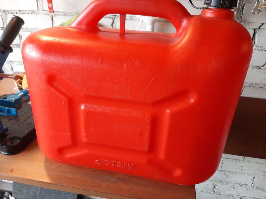 Sprzedam trzy kanistry: 5l, 10l i 20 litrowy