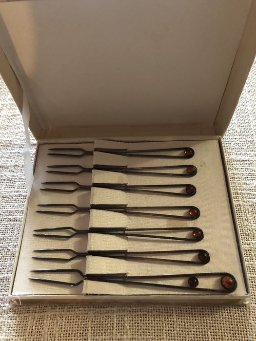 Widelczyki do przekąsek z bursztynamii.