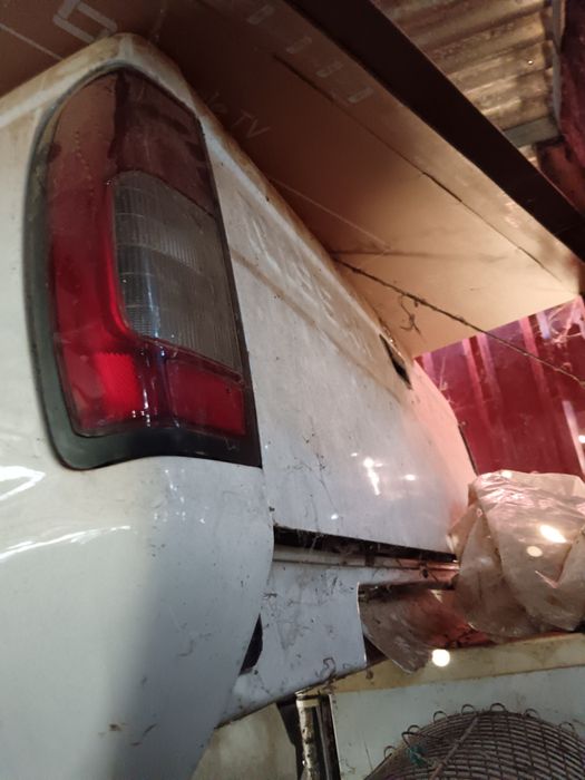 Nissan d22 4×2 Carroçaria Metálica como nova sem um único risco!