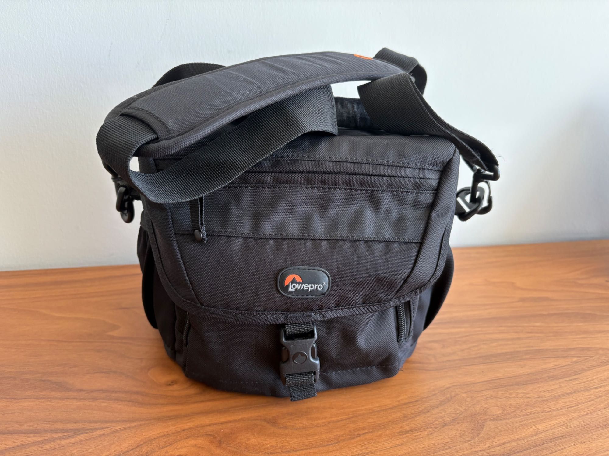 Bolsa Lowepro Nova 160 AW