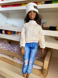 Ubranko dla Barbie:sweterek, jeansy i czapka.