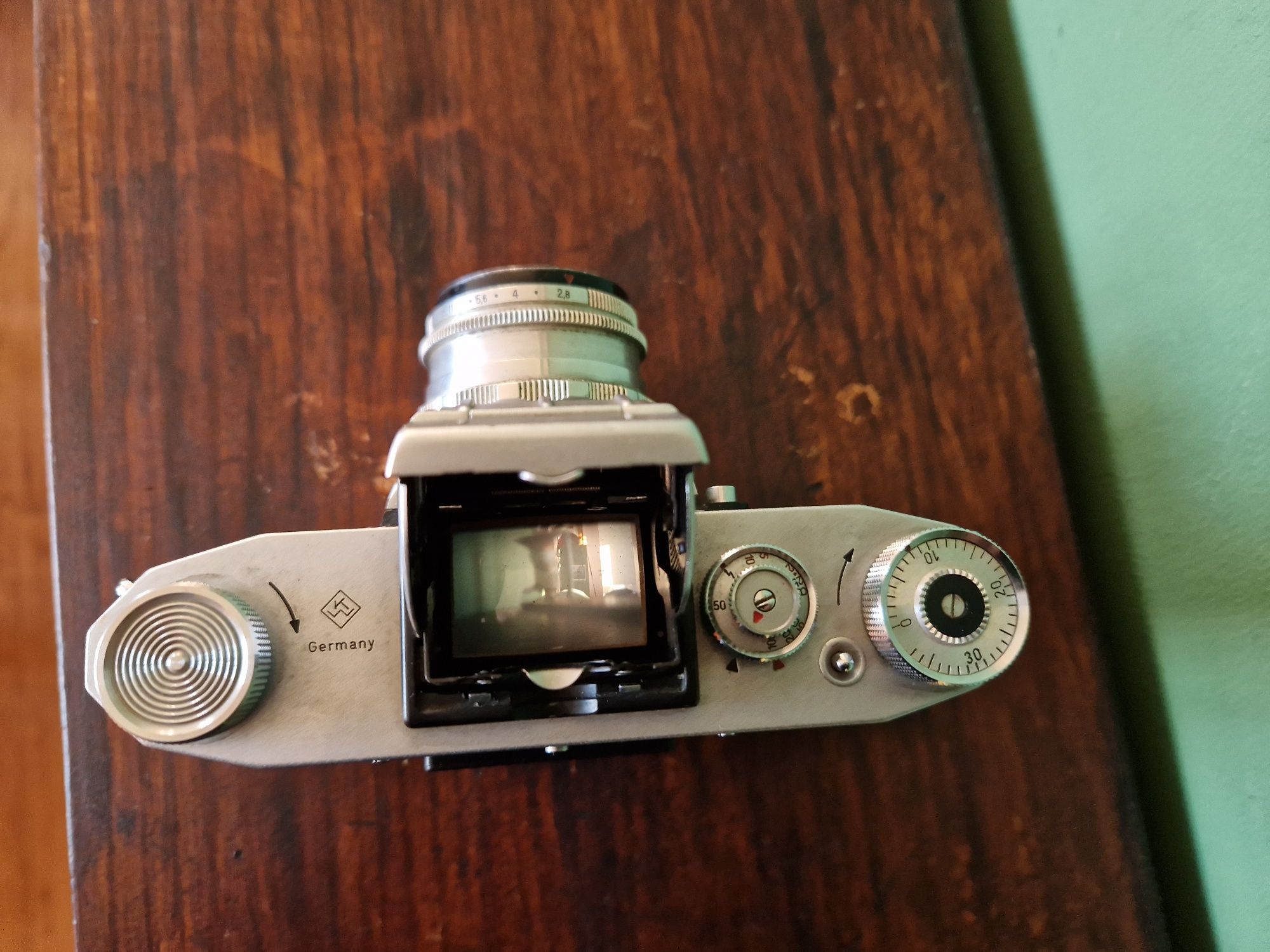 Praktica FX3 + Carl Zeiss Jena 50mm 2.8
Com lente Carl Zeiss Jena 50mm
