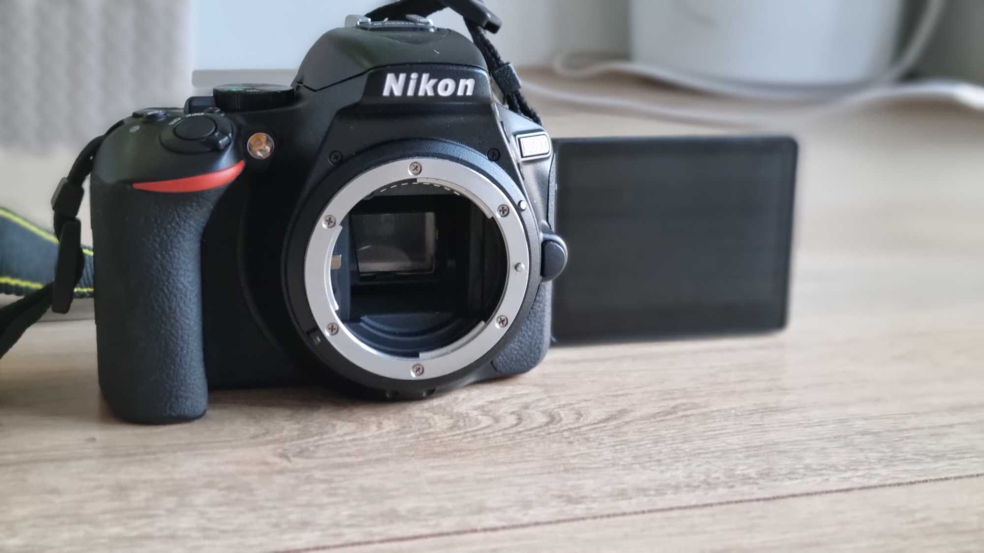 Nikon D5600 (tylko korpus, z torbą Case Logic)