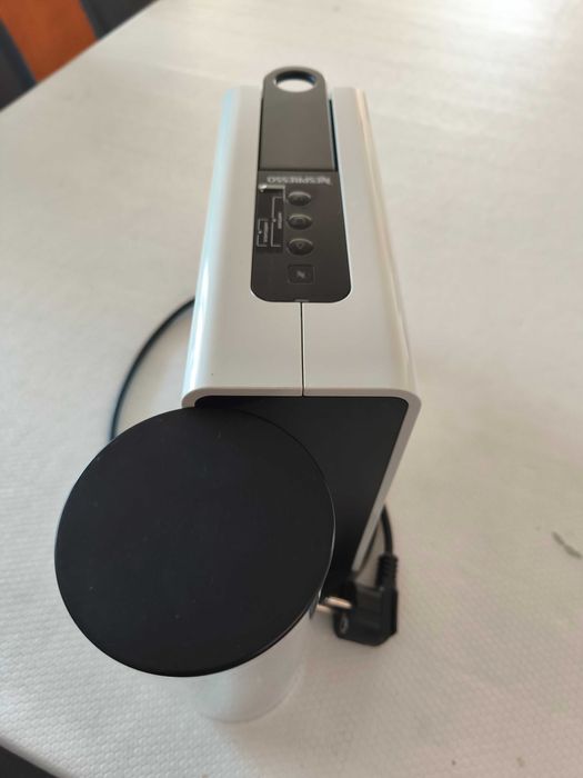 Maquina Nespresso Essenza Plus Branca