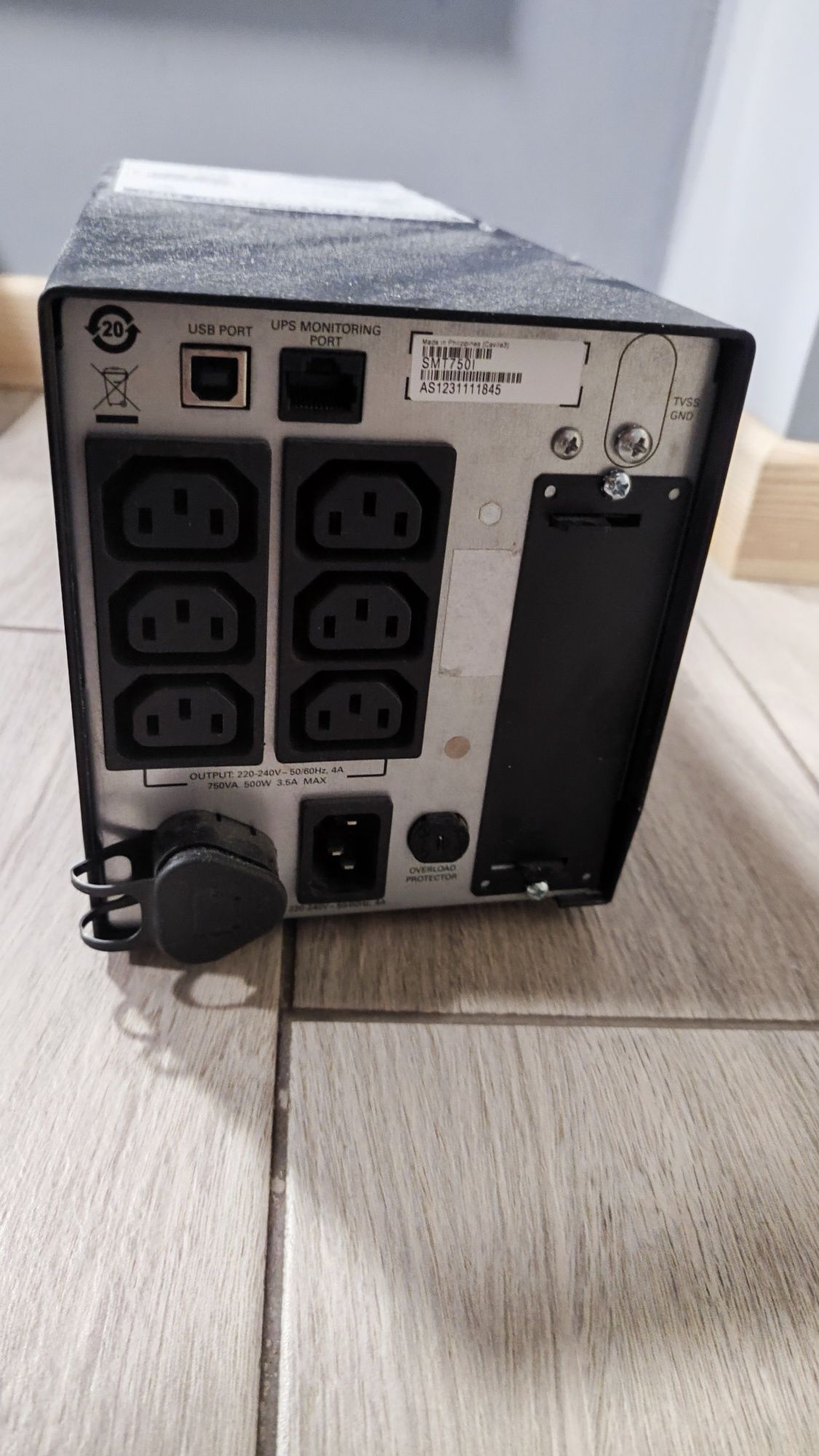 Блок безперебійного живлення Aps Smart-UPS 750 (SMT750I)