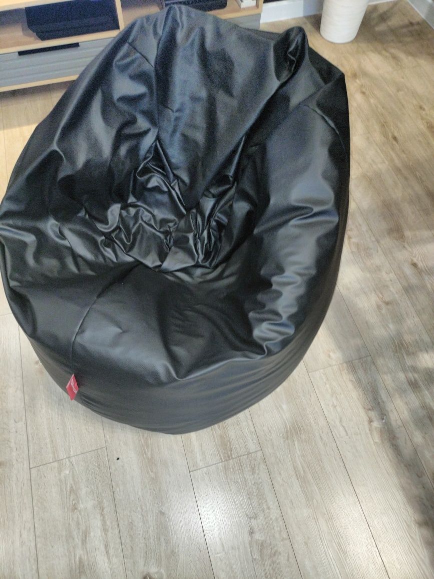 Pufa pitu pitu skóra czarna