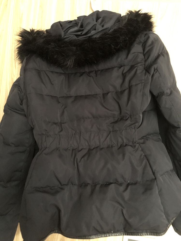 Czarna kurtka Zara na wiosnę