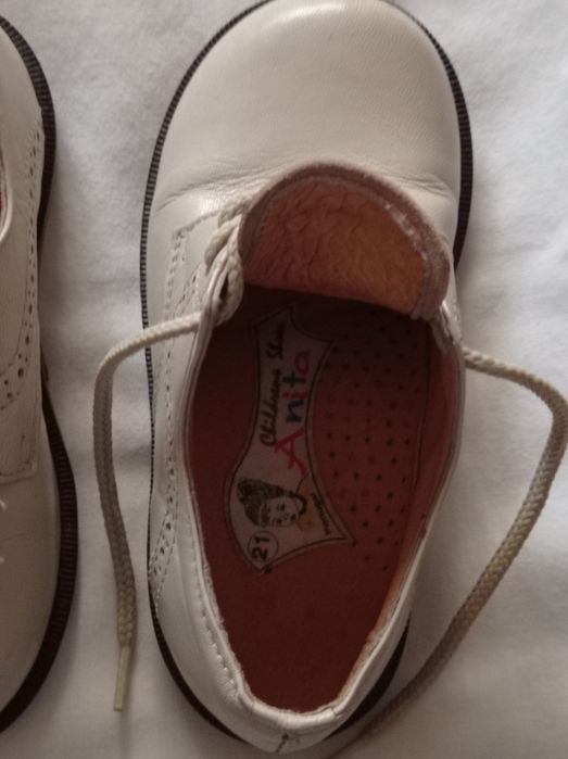 Sapatos para batizado, em pele, cor beje, tamanho 21, marca Anita.