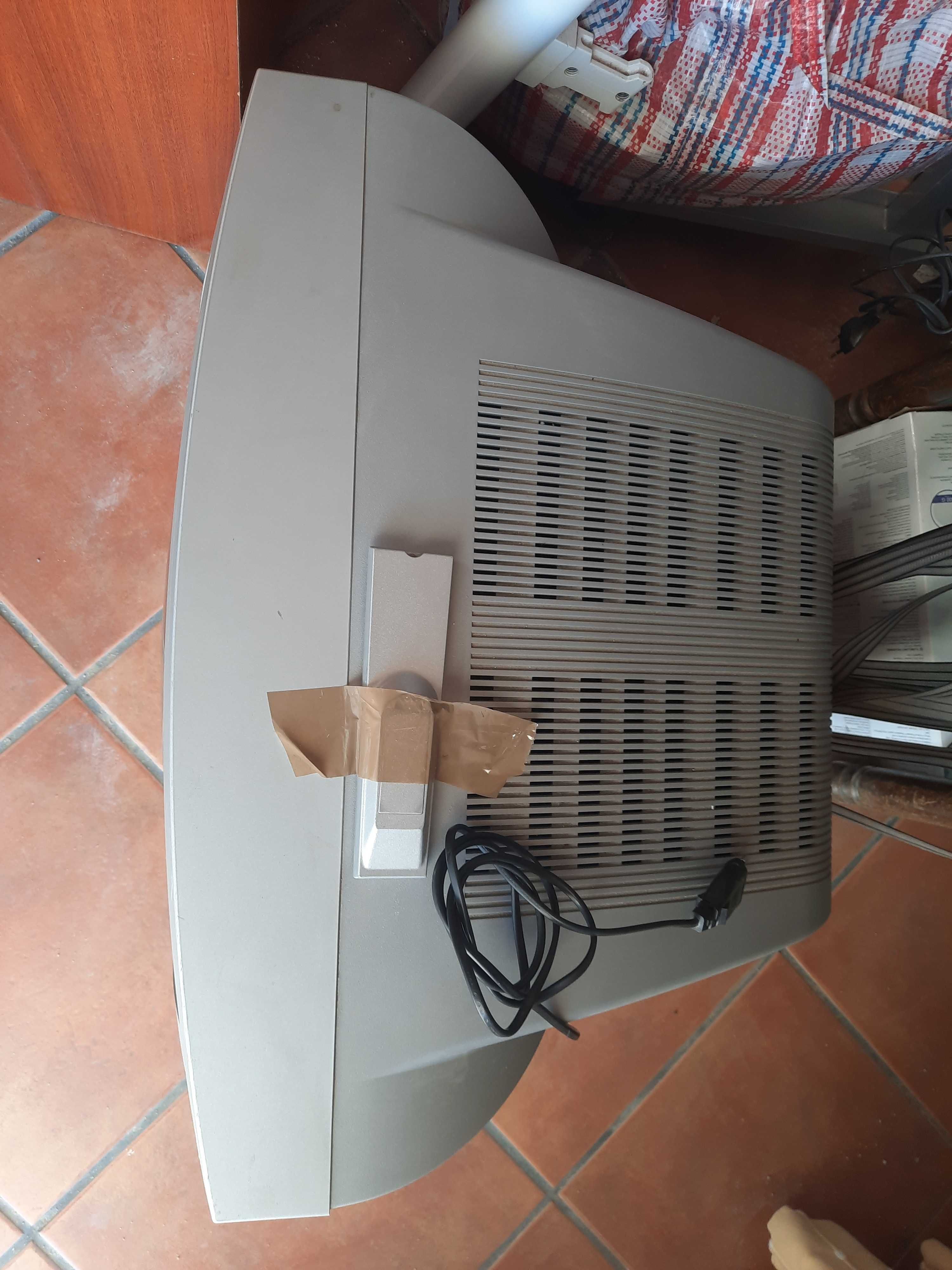 Tv em bom estado, com comando