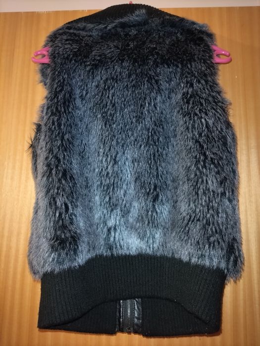 Colete de pêlo tons preto e cinzento da Zara