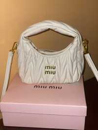 Біла сумочка Miu miu