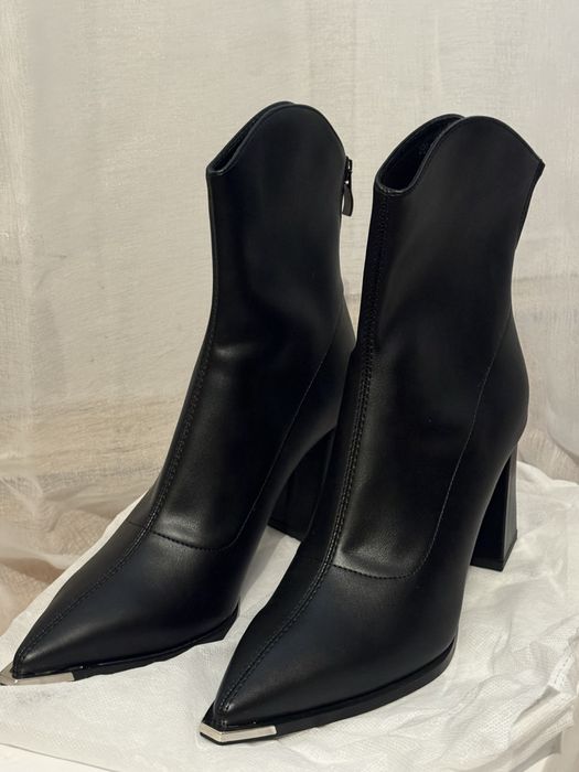 Чоботи чорні на підборах