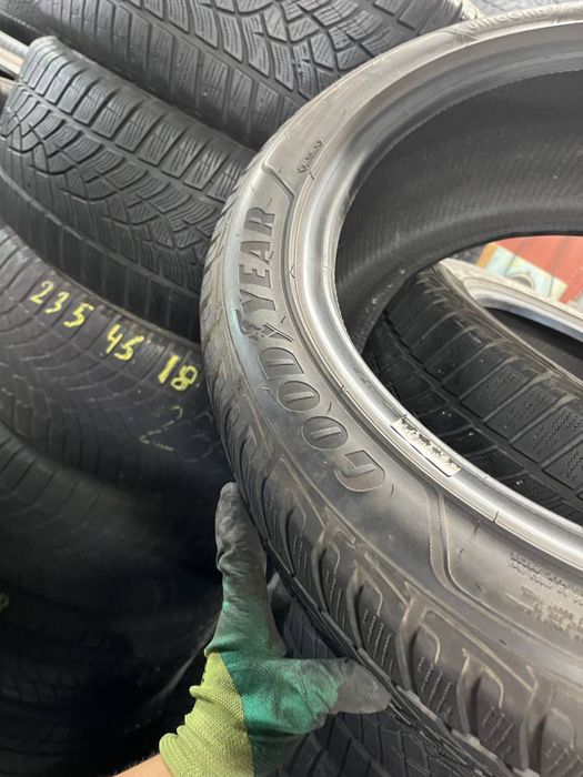 Комплект зимової гуми 235/45/18,  Goodyear