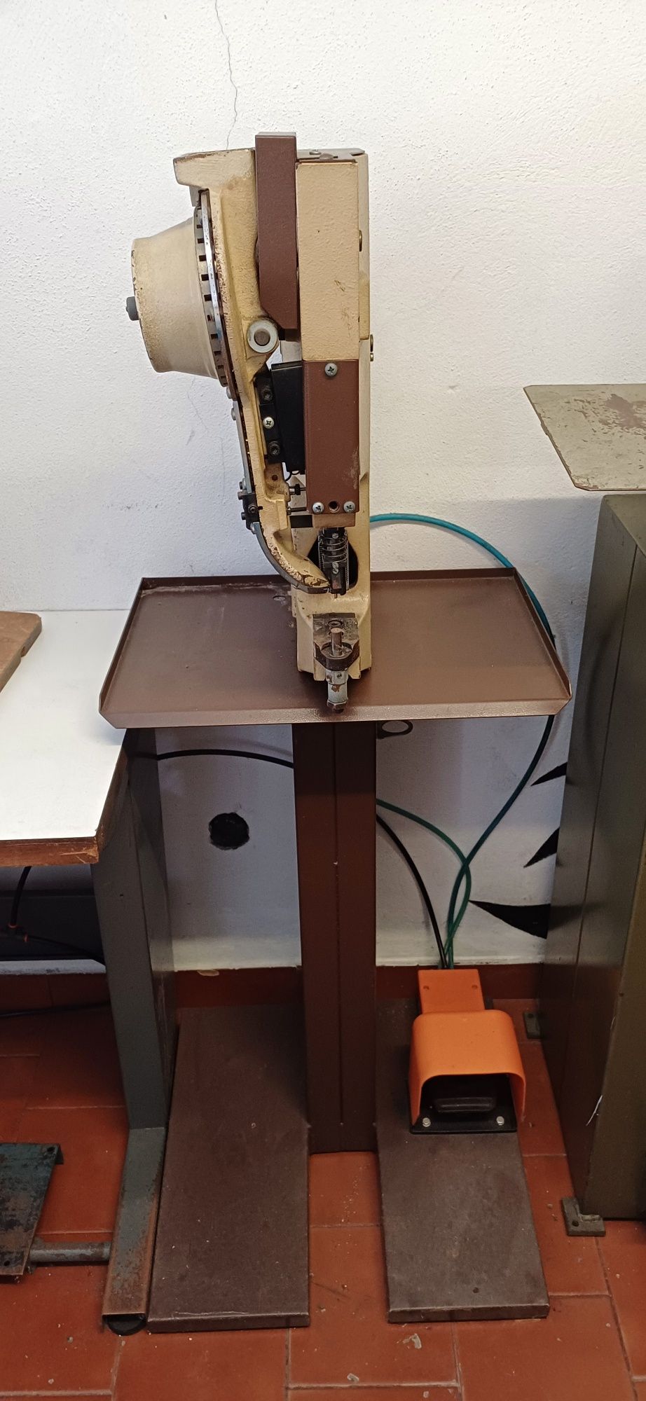 Máquina de aplicar rivetes C.I.M.A.