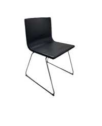 Krzesło czarne skórzane IKEA na metalowych płozach fotel