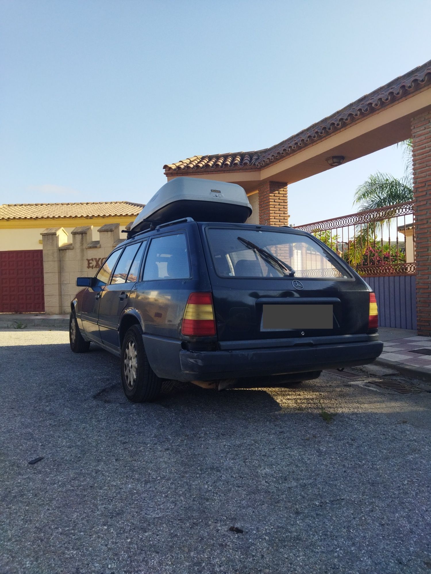 Mercedes Benz S124.    250TD