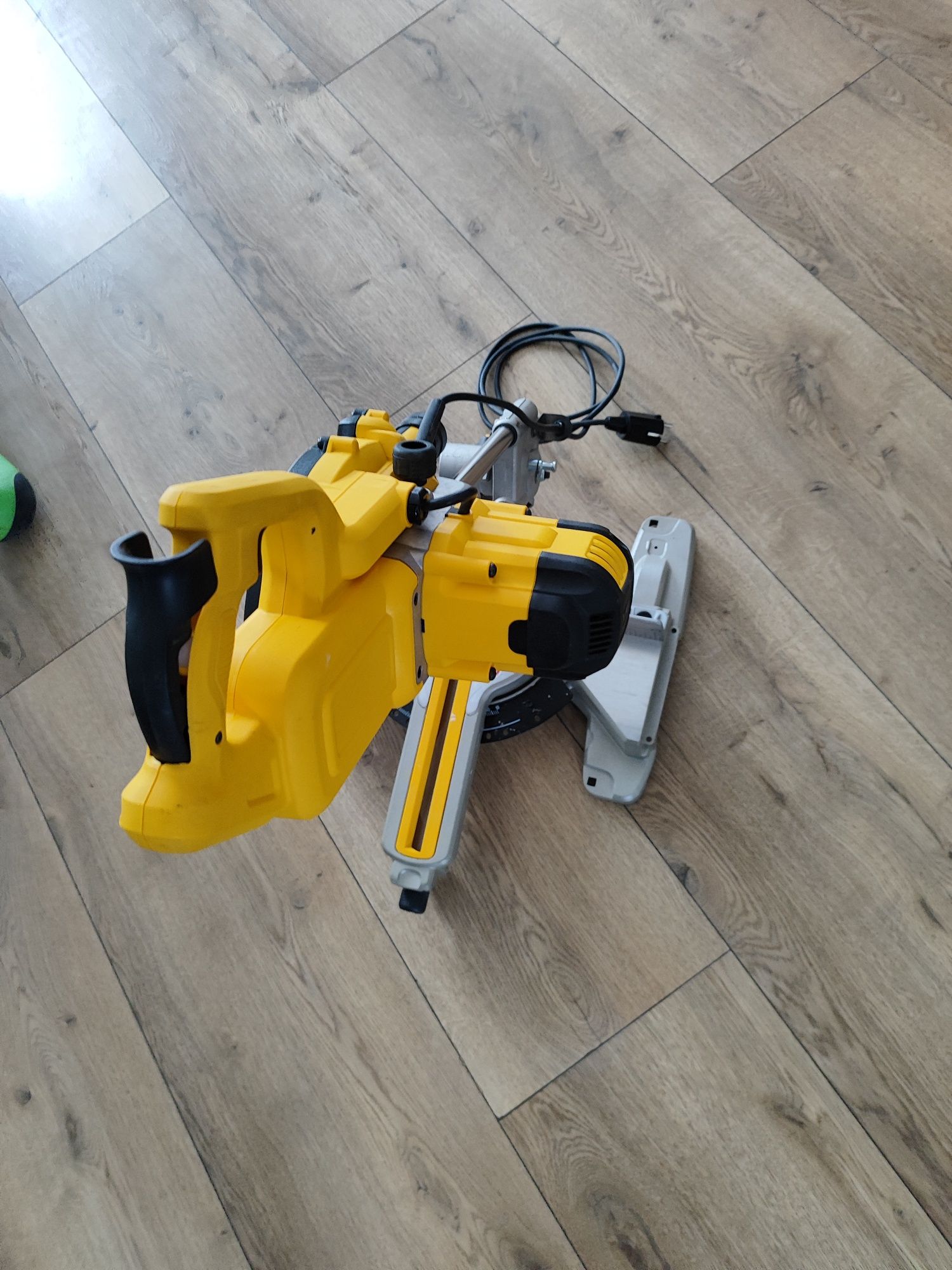 Piła ukosowa z posuwem DeWalt 1300wat, tarcza 216mm