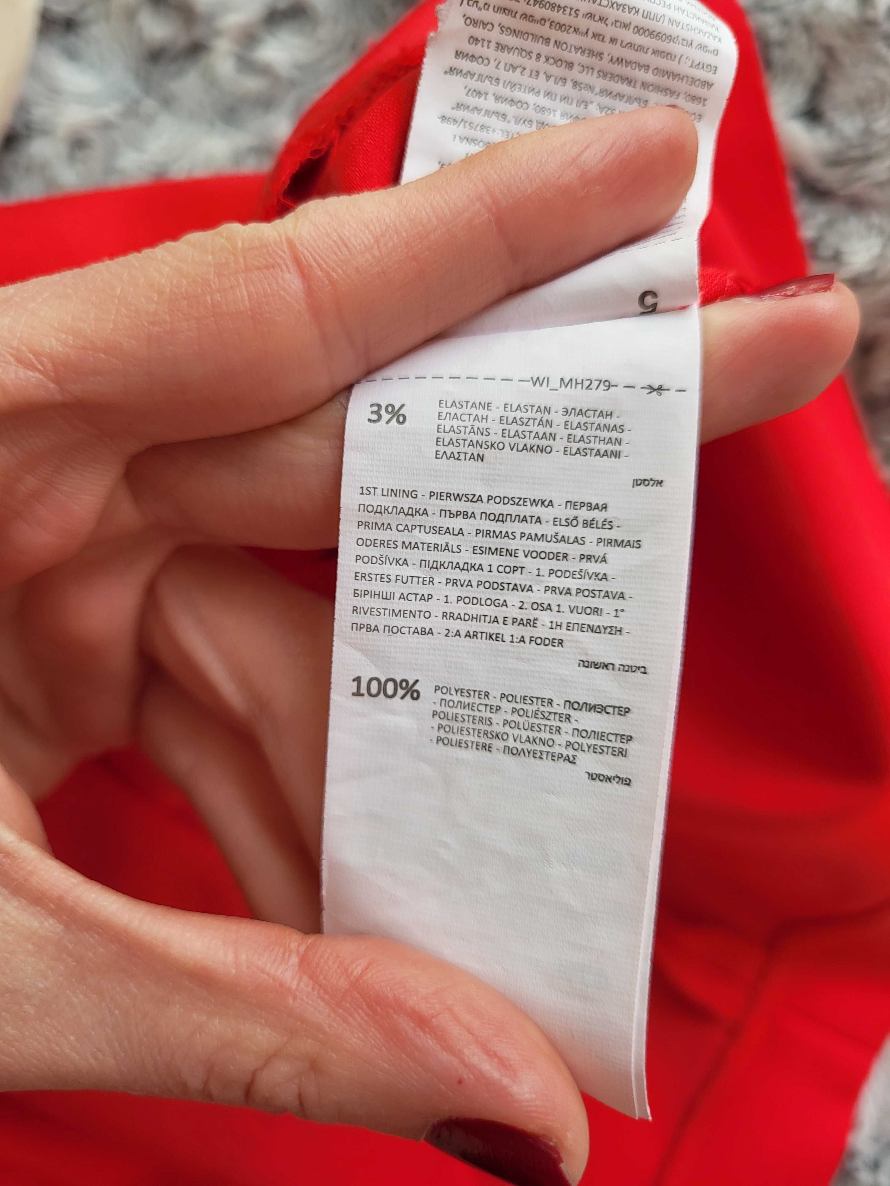 Koralowa sukienka z odkrytymi ramionami – rozmiar S Mohito