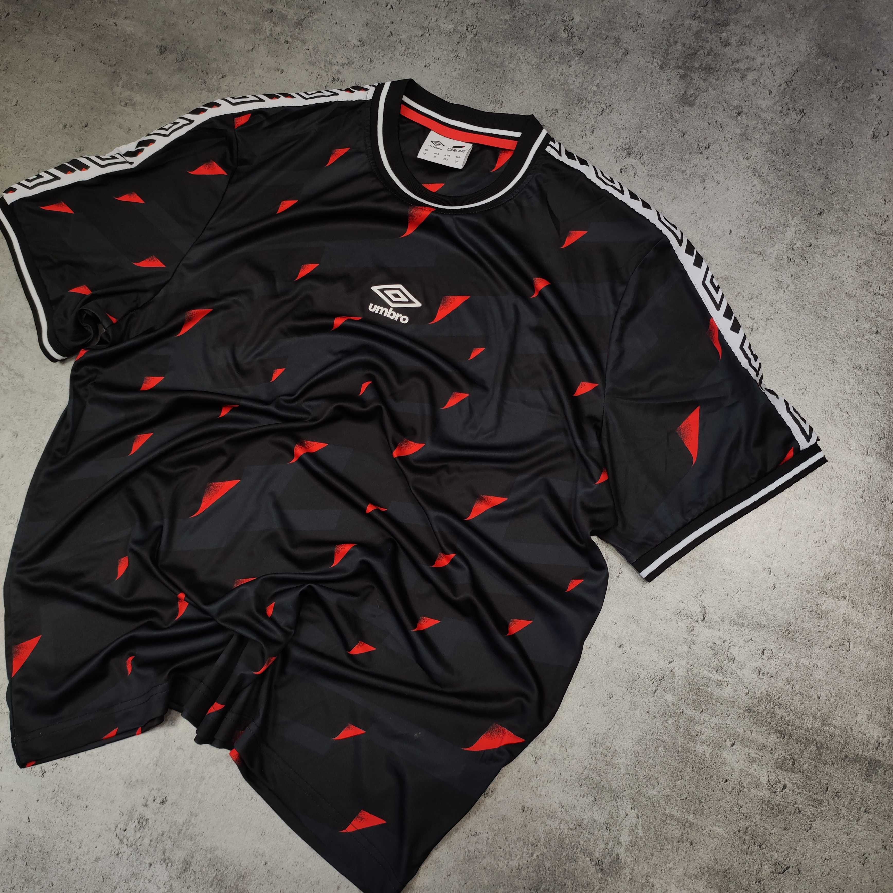 MĘSKA Koszulka Sportowa Duże Logo Czarna Wzorki Umbro Carling Śliska