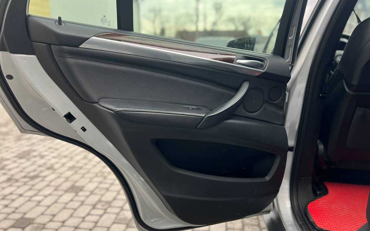 BMW X5 2010 року
