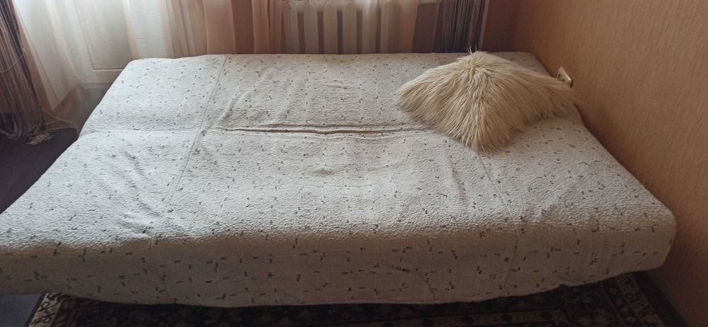Диван білий з подушкою б/у продам