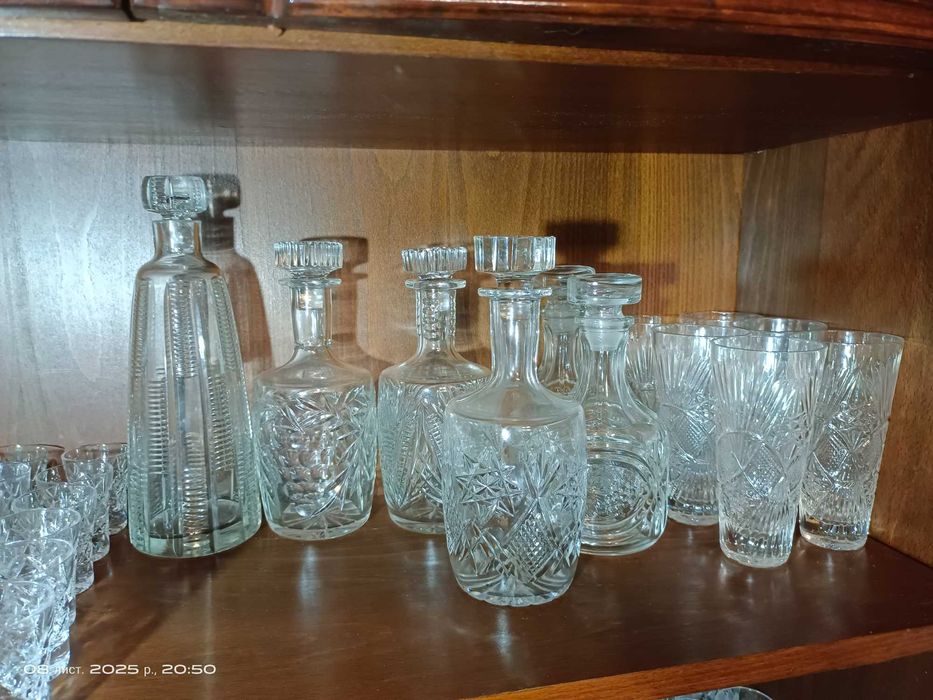 Графины , стаканы, чашки , бокалы хрусталь.
