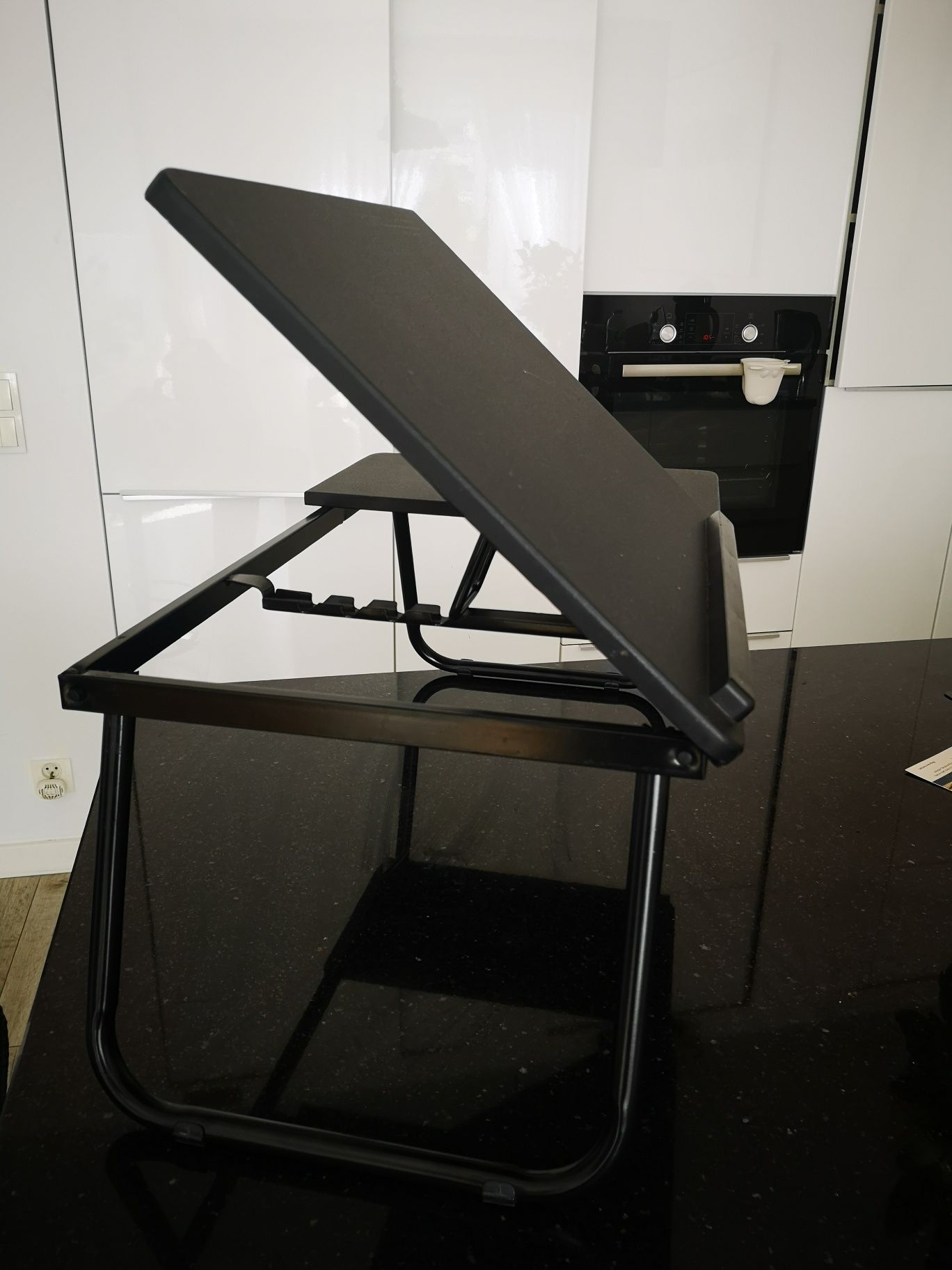 Stolik pod laptopa. Stolik śniadaniowy