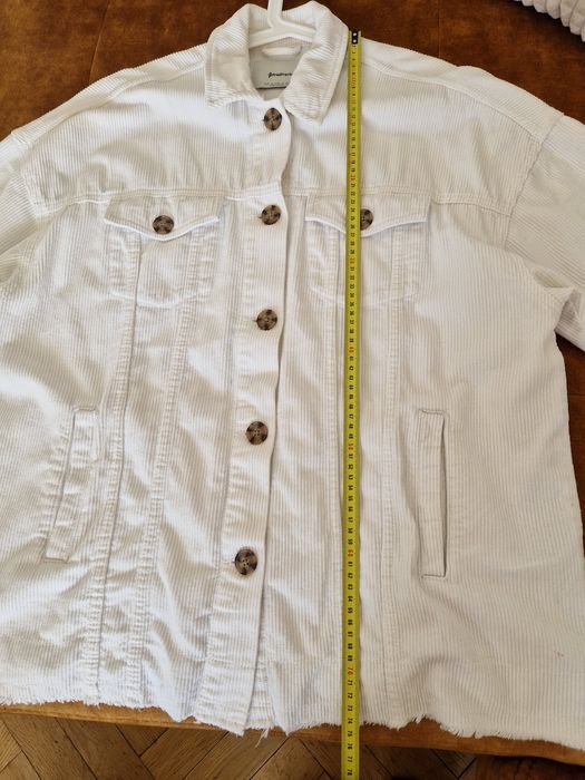 Kurtka koszula sztruksowa oversize Stradivarius M biala kremowa