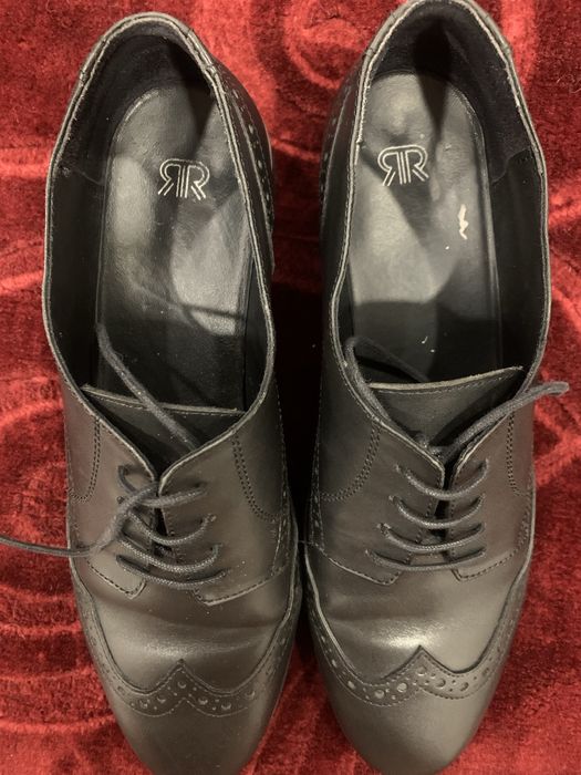 Sapatos pretos rasos em pele con atacadores