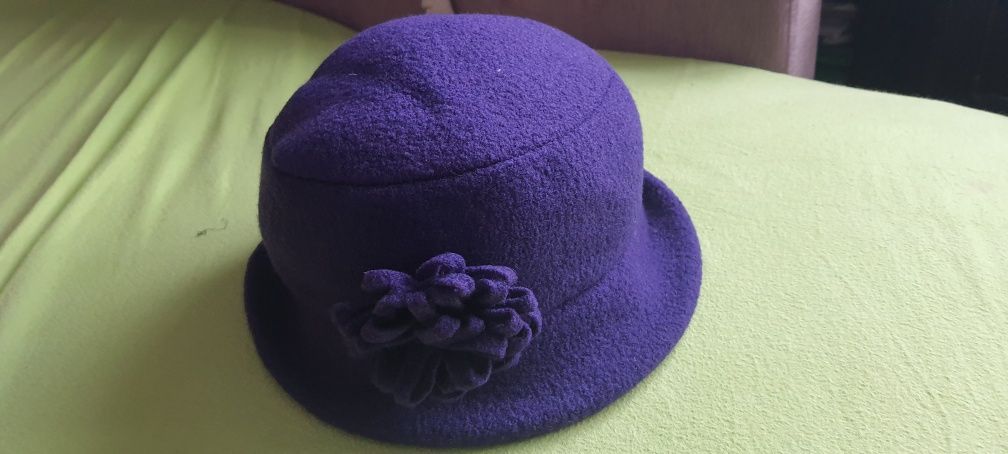 Wełniany kapelusik w kolorze szafir zimny fiolet rozmiar 56-58