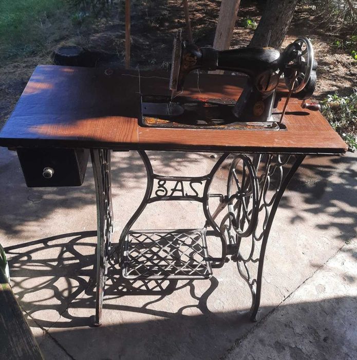 Швейная машина на станине (Подольский механический завод)