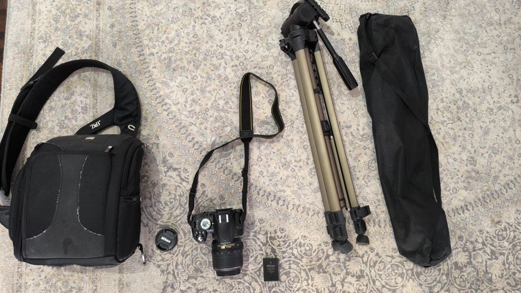 Máquina fotográfica Nikon D3100 quase nova com tripé e bolsa