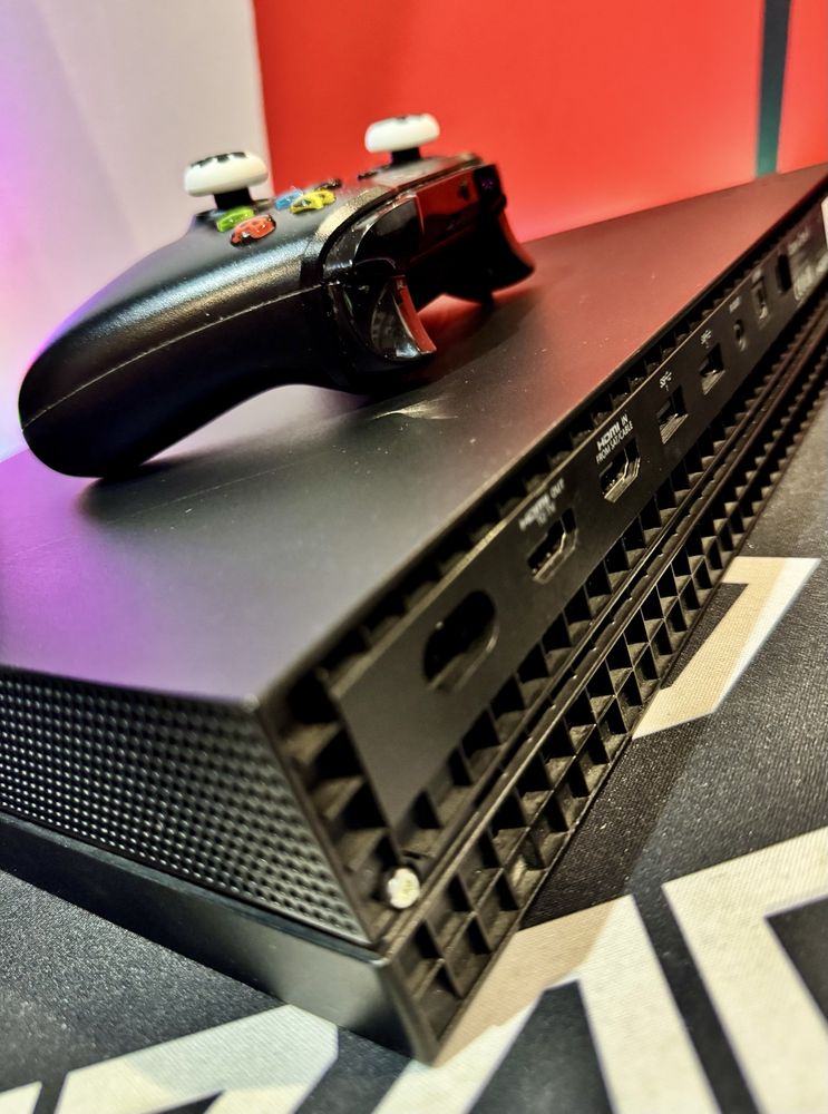 Xbox one x 1tb / pad / przewód