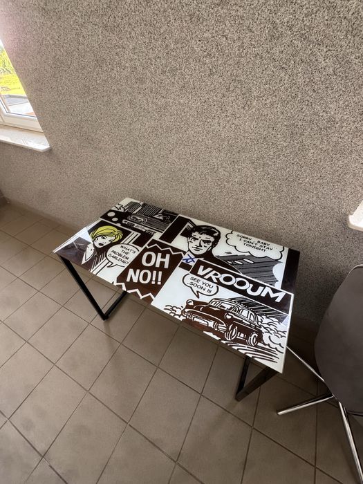 Biurko szklane z motywem komiksu Agata Meble